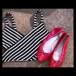 NWOT black and white super cute crop top!